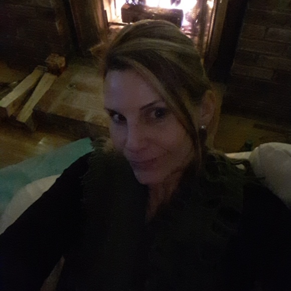 Meet your Posher, Heather - Picture 2 of 2